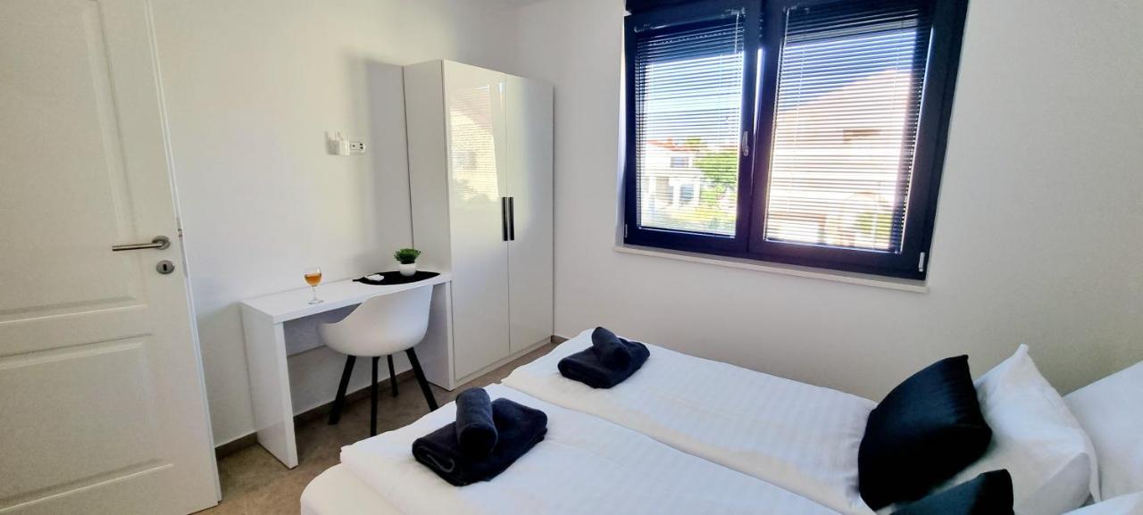 Dinary Apartman Vir Esterno foto