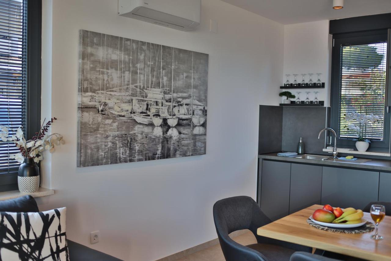 Dinary Apartman Vir Esterno foto