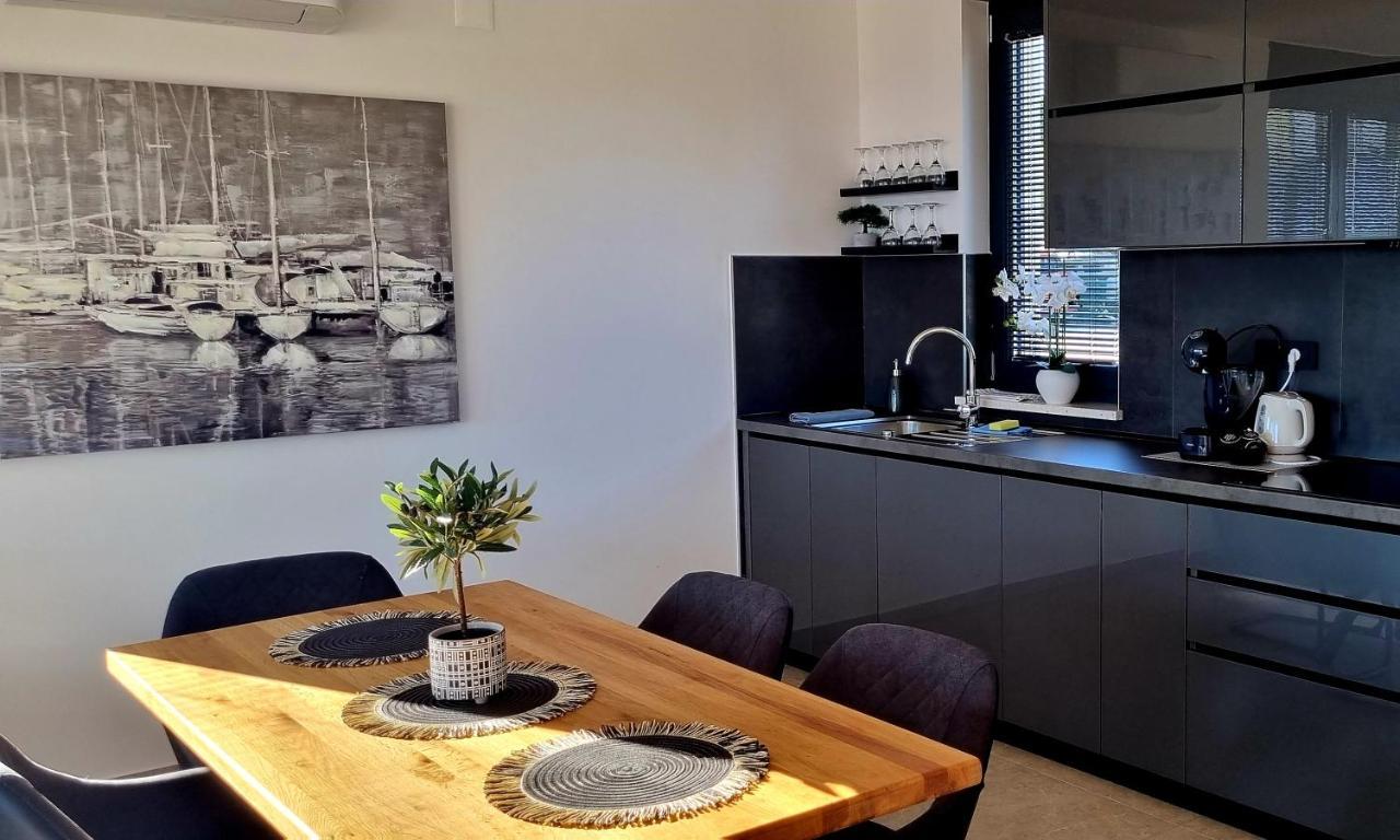 Dinary Apartman Vir Esterno foto